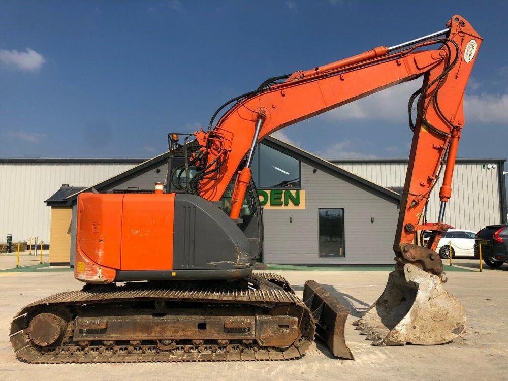 HITACHI ZX135US-3 With Blade - Gleneden